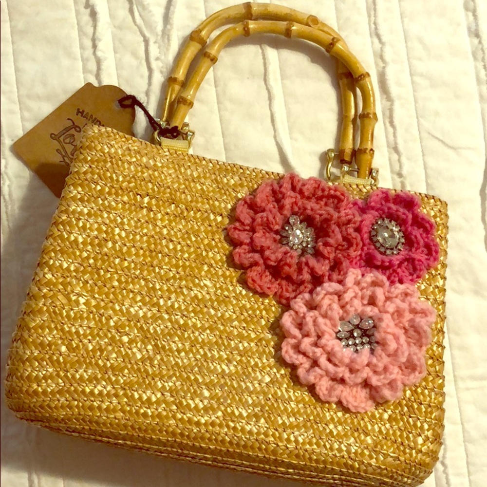 Straw purse with handmade crochet flowers